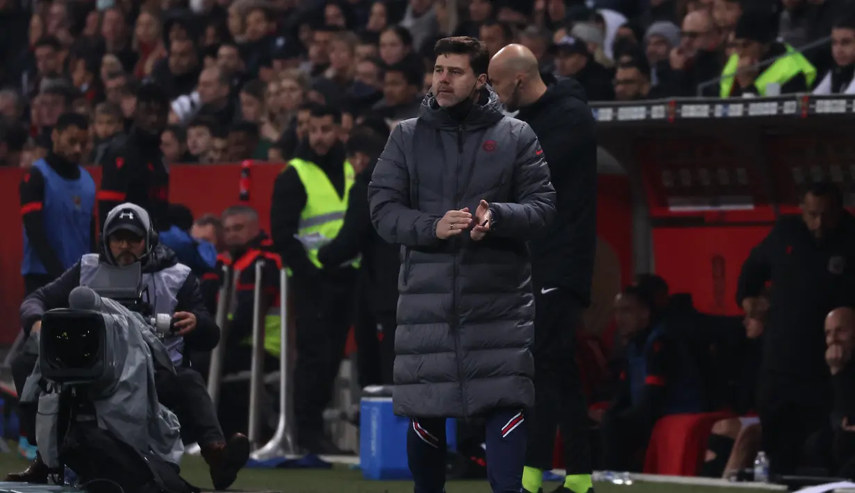Pelatih Paris Saint-Germain Mauricio Pochettino memberi isyarat selama pertandingan sepak bola L1 Prancis antara OGC Nice dan Paris-Saint Germain (PSG) di Stadion Allianz Riviera di Nice, Prancis tenggara, pada 5 Maret 2022. (Valery HACHE / AFP)