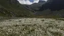 Pemandangan hamparan kering danau buatan Gabiet dekat Gressoney-La-Trinite di Lembah Aosta, Italia utara, Selasa (19/7/2022). Kekeringan parah masih melanda bagian utara negara itu. (AP Photo/Luca Bruno)