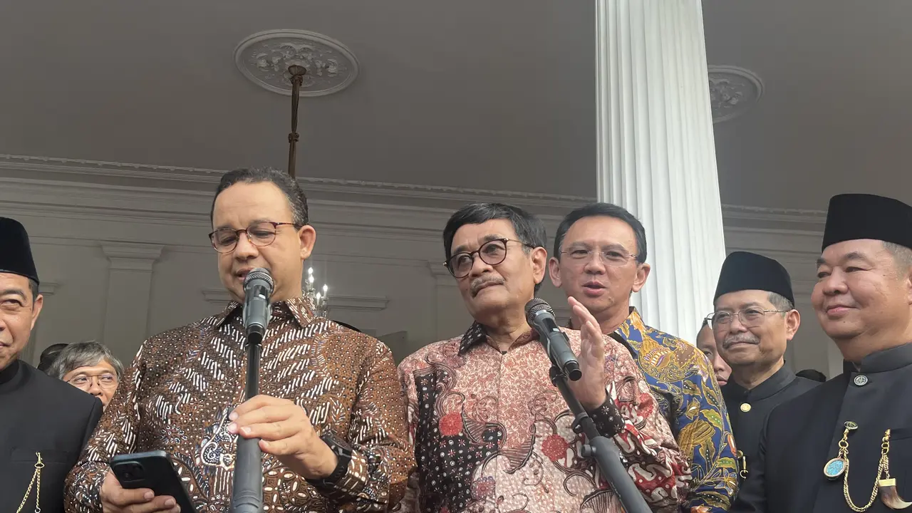 Mantan Gubernur Jakarta Basuki Tjahaja Purnama (Ahok) dan Anies Baswedan saat menghadiri acara Bentang Harapan JAKasa di Balai Kota Jakarta, Selasa (31/12/2024).