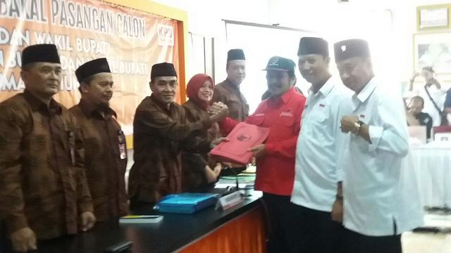 Achmad Husein-Sadewo Tri Lestiono mendaftar di KPU Banyumas. (Liputan6.com/Muhamad Ridlo)