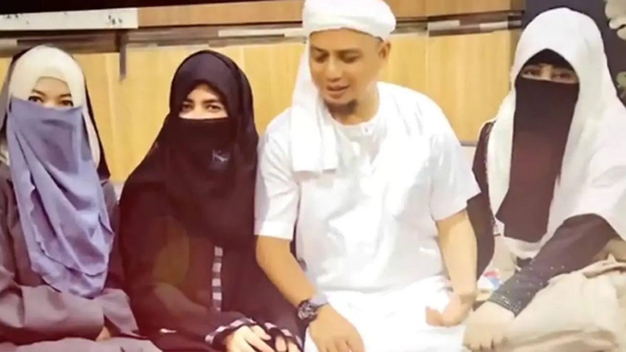 [Bintang] Arifin Ilham dan Istri