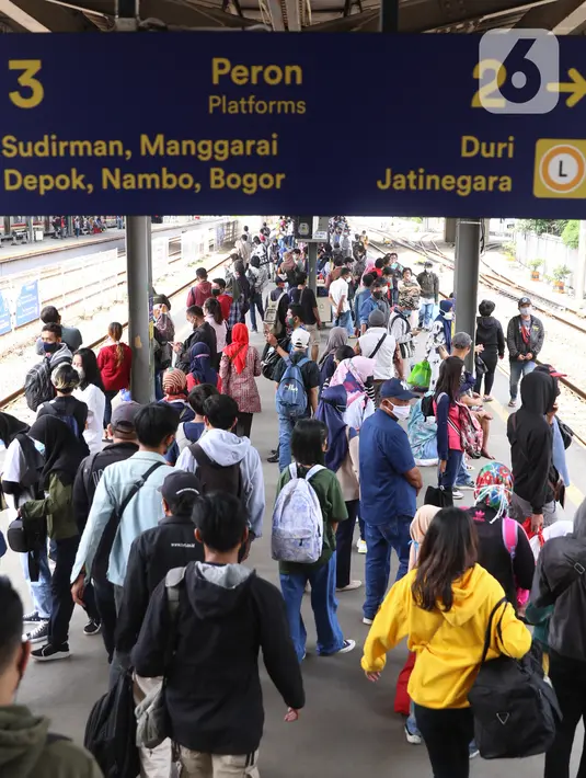 Penumpang menunggu kereta Commuterline di Stasiun Tanah Abang, Jakarta, Senin (11/1/2021). Mulai hari ini, PT Kereta Commuter Indonesia atau PT KAI Commuter melakukan pembatasan jam operasional KRL menjadi pukul 04.00-22.00. (Liputan6.com/Angga Yuniar)