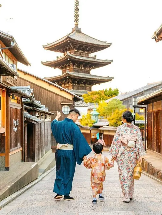 Chef Arnold tampak mengenakan kimono nuansa warna navy. Sementara Tiffany dan Arthur kompak kenakan kimono penuh motif dan warna. . (Instagram/tiffanysoetanto).