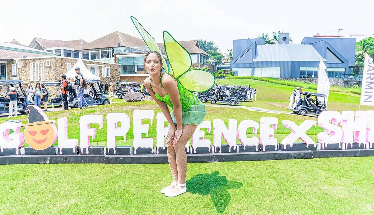 Nia Ramadhani juga pernah tampil sebagai Tinkerbell. Di tengah lapangan golf, Nia tampil dengan kostum hijau yang manis, lengkap dengan sayapnya. [Foto: Instagram/ramadhaniabakrie]