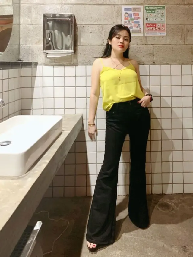 11 Potret OOTD Gaya Mawar AFI, Inspirasi Outfit untuk Pemilik Tubuh Petite