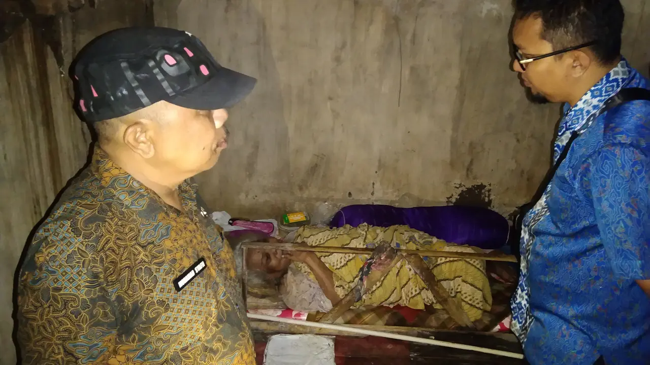 Proses evakuasi Mbah Nami, seorang nenek di Jember yang tinggal di gudang rongsokan selama 10 tahun. (Istimewa)