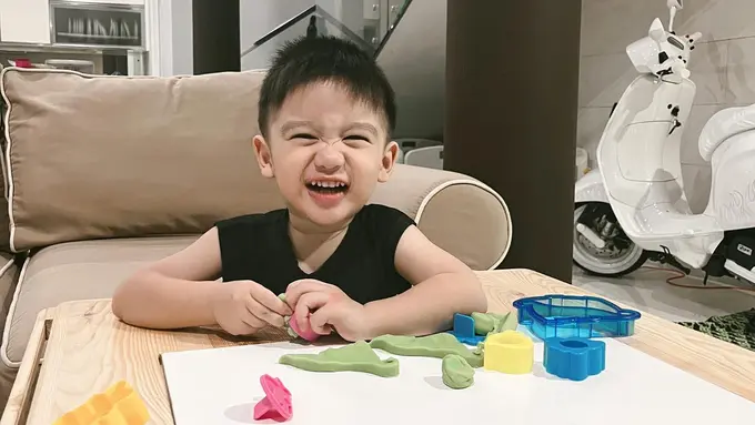 [Fimela] 6 Potret Terbaru Athar Anak Citra Kirana dan Rezky Aditya yang Makin Ganteng