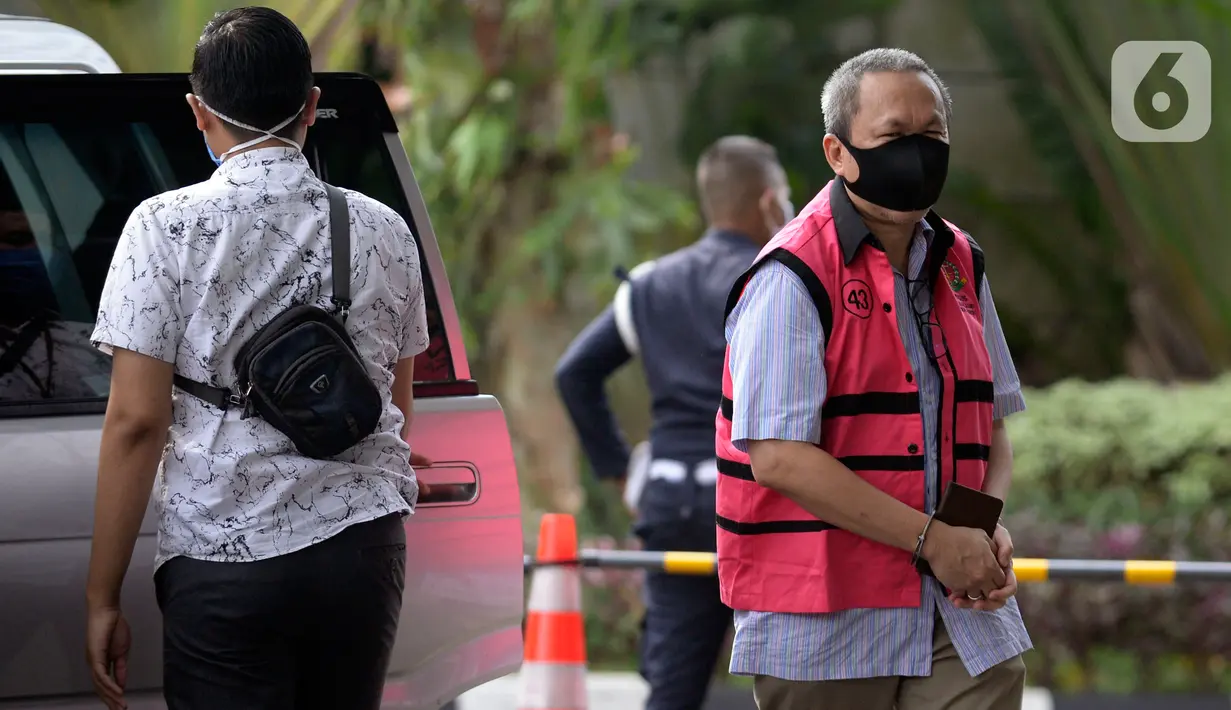 Mantan Dirut Danareksa Sekurita, Marciano Herdondrie Herman tiba di Gedung KPK, Jakarta, Jumat (19/06/2020). Marciano diperiksa sebagai tersangka terkait kasus dugaan korupsi pemberian fasilitas pembiayaan dari PT Danareksa Sekuritas kepada PT Evio Sekuritas tahun 2014-2015.(merdeka.com/Dwi Narwoko)