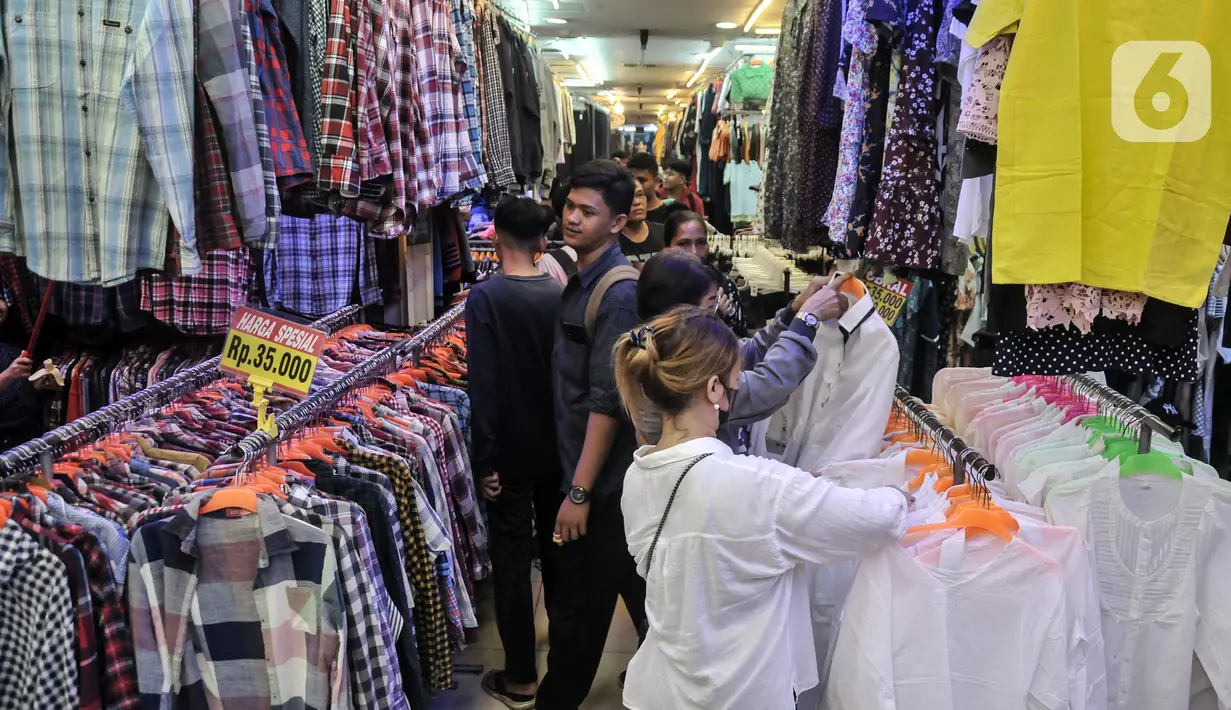 Kualitas bagus dan harga terjangkau menjadi salah satu alasan besar bagi warga lebih memilih thrifting daripada baju baru yang ada di mal. (merdeka.com/Iqbal S. Nugroho)
