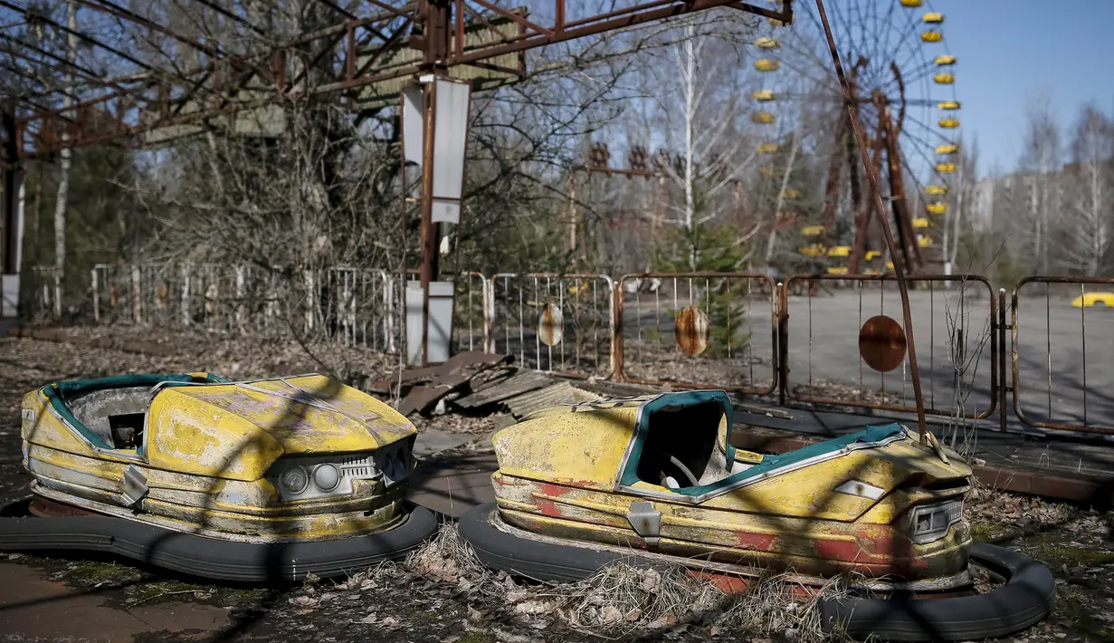 Dua mainan mobil terlihat di taman bermain yang terbengkalai di kota Pripyat yang ditinggalkan penduduknya, dekat pembangkit tenaga nuklir, Ukraina, 28 Maret 2016. (REUTERS/Gleb Garanich)