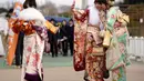 Sejumlah wanita Jepang berpose saat perayaan Coming of Age Day atau Hari Kedewasaan di Toshimaen, Tokyo, Jepang, Senin, (8/1). Hari Kedewasaan biasa diselenggarakan di sebuah hall atau taman karena bisa dihadiri ribuan orang. (AP Photo/Shizuo Kambayashi)