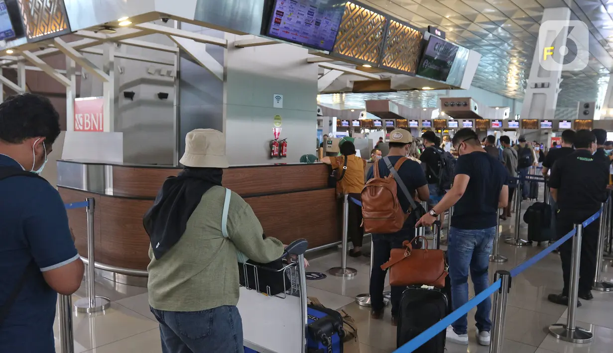 Calon penumpang mengantre di pelayanan tiket di Terminal 3 Bandara Soekarno Hatta, Tangerang, Banten, Selasa (10/11/2020). Garuda Indonesia dan Citylink juga memberlakukan pembebasan biaya reschedule mupun refund tiket bagi penumpang yang terdampak kemacetan. (Liputan6.com/Herman Zakharia)