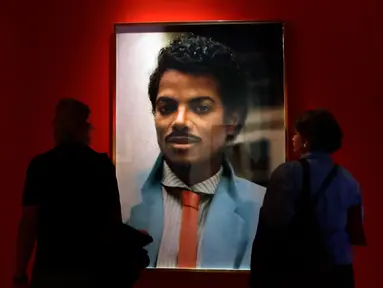 Pengunjung melihat karya seni seniman Hank Willis Thomas yang dipajang pada pameran 'Michael Jackson: On The Wall' di National Potrait Gallery, London, Rabu (27/6). Pameran ini berlangsung dari 28 Juni hingga 21 Oktober 2018. (AP/Kirsty Wigglesworth)