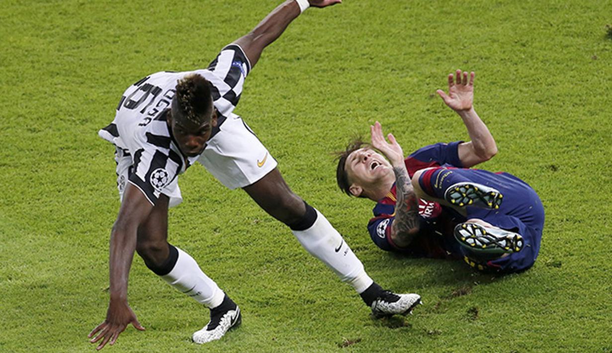 Aksi duel Paul Pogba,gelandang Juventus dengan penyerang Barcelona Lionel Messi. (REUTERS/Fabrizio Bensch)