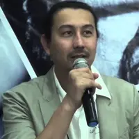 Kakak sekaligus manajer Agnes Monica, Steve Muljoto, sempat dilaporkan oleh PT Griya Remiza karena memberikan cek kosong sebesar Rp780 juta.