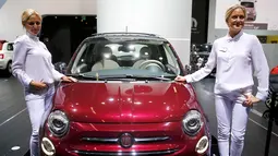 Dua model bergaya dengan salah satu mobil Fiat 500 saat Frankfurt Motor Show (IAA) 2015 di Frankfurt, Jerman (16/9/2015). Sejumlah merek kendaraan ternama ikut ambil bagian dalam pameran tersebut. (REUTERS/Kai Pfaffenbach)