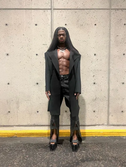 Kehadiran Rapper Lil Nas  X langsung jadi sorotan ketika ia muncul dengan rambut yang terlihat lurus dan halus. Untuk gaya fashionnya sendiri, penyanyi ‘Old Town Road’ itu hanya mengenakan coat panjang tanpa inner yang dipadukan celana panjang. [@lilnasx]