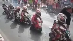 Video para anak-anak yang menirukan pebalap MotoGP seperti pebalap legenda Valentino Rossi.