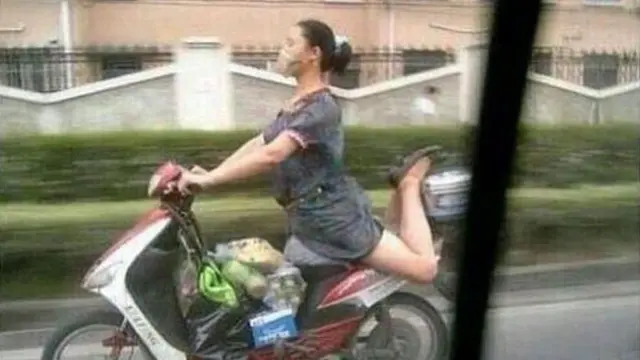 6 Tingkah Nyeleneh Emak-Emak Naik Motor, Bukti Ratu Jalanan