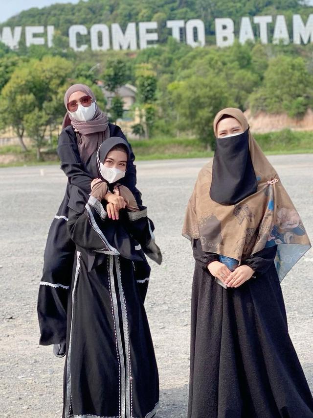 6 Potret Kompak Ria Ricis Bersama Kedua Kakaknya Pulang ke Batam, Sister Goals