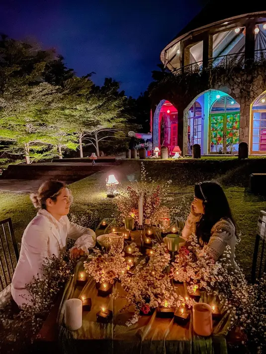 Ibu dan anak ini berbincang tentang pencapaian hidup. Maia pun bangga dengan Dul yang sudah bikin konser di usia 20 tahun. Istri Irwan Mussry ini jadi mengenang dirinya sendiri di usia sepantaran Dul. (Instagram/duljaelani)