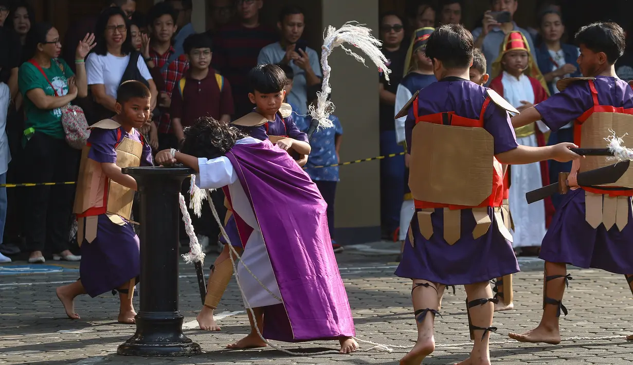 Tablo Jalan Salib memvisualisasikan detik-detik ketika Yesus dijatuhi hukuman, memanggul salib dan disalibkan hingga wafat. (merdeka.com/Arie Basuki)