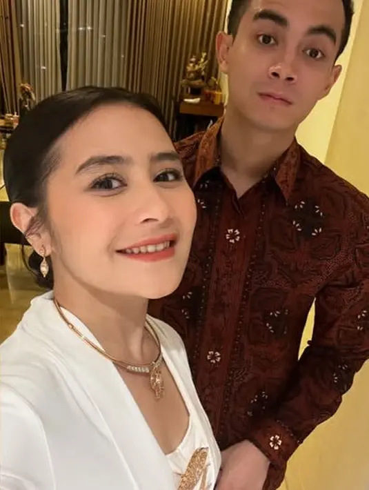 Tampilannya semakin stunning dengan kalung warna gold dihiasi mutiara, serta anting-anting senada. Omara mengenakan atasan kemeja batik lengan panjang..  [@prillylatuconsina96]