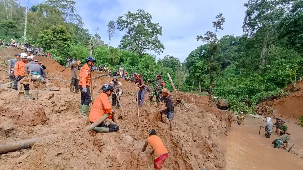 Proses evakuasi tiga korban tertimbun tanah longsor di Kabupaten Tanggamus oleh Tim SAR gabungan. Foto : (Istimewa).