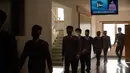 Mahasiswa berjalan dengan mengenakan masker sebagai upaya mencegah penyebaran pandemi Covid-19 di Universitas Kedokteran Pyongyang, Rabu (22/4/2020). Sejak pandemi itu muncul di China, Korea Utara menutup perbatasan dan mengkarantina ribuan warganya serta warga asing di negara itu. (KIM Won Jin/AFP)