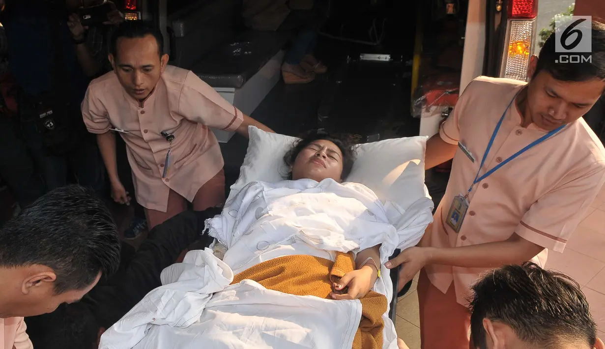 Salah satu pasien dari tiga orang korban bom Kampung Melayu yang akan dipindahkan ke RS Polri, Jakarta, Kamis (25/5). Pemindahan pasien dikarenakan alasan keamanan dan kelengkapan fasilitas medis. (Liputan6.com/Helmi Afandi)