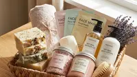 12 Ide Hampers Non-Makanan yang Bikin Penerima Senang dan Berguna, Lebih Personal &amp; Tahan Lama