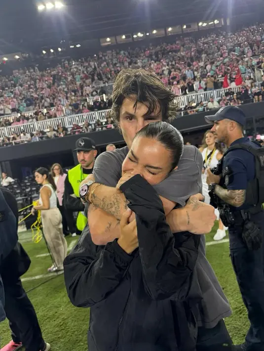 Cruz Beckham dan Jackie Apostel tak ragu umbar kemesraan di lapangan bola usai nonton pertandingan [@jackie_apostel]