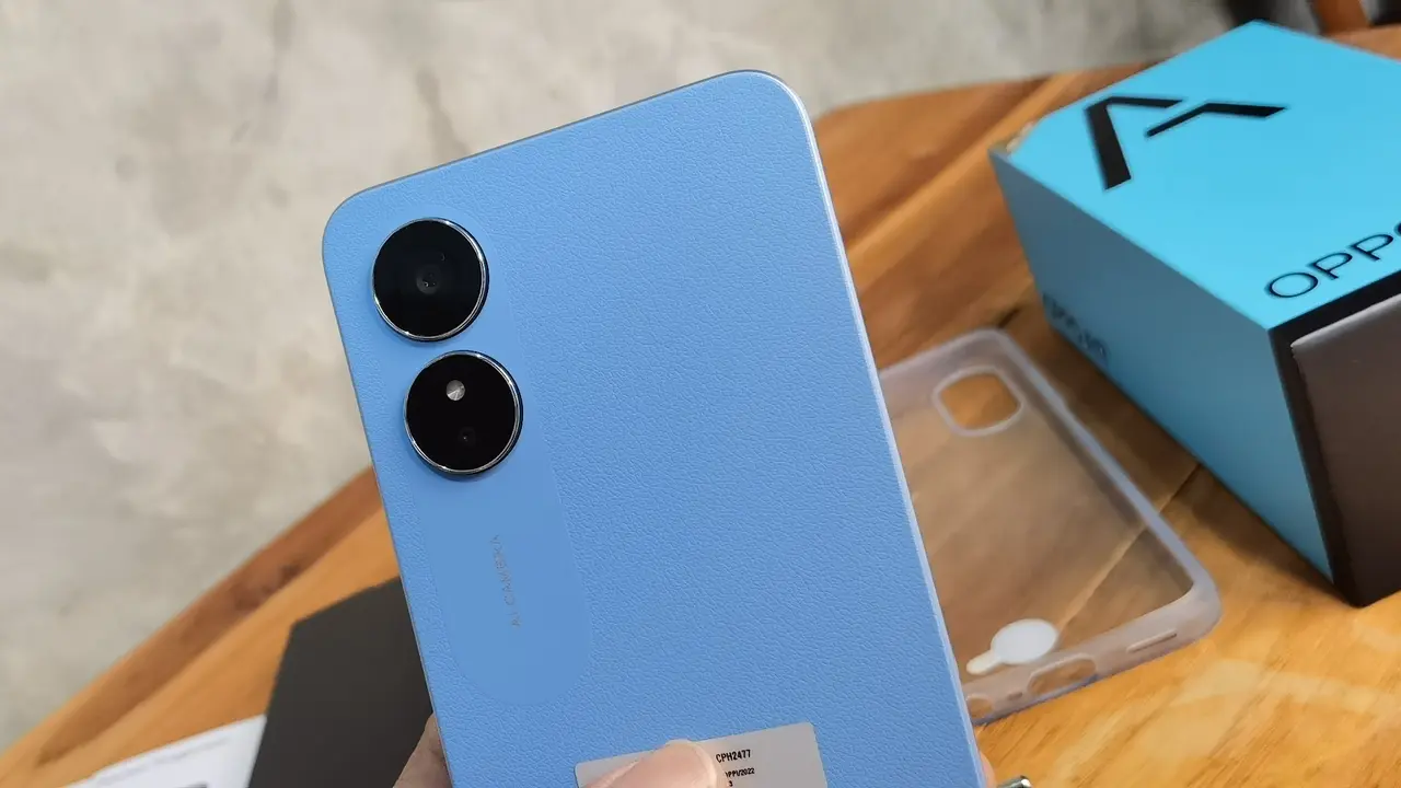 Desain retro ultra slim ala Oppo A17 menampilkan tekstur kulit. Liputan6.com/Iskandar