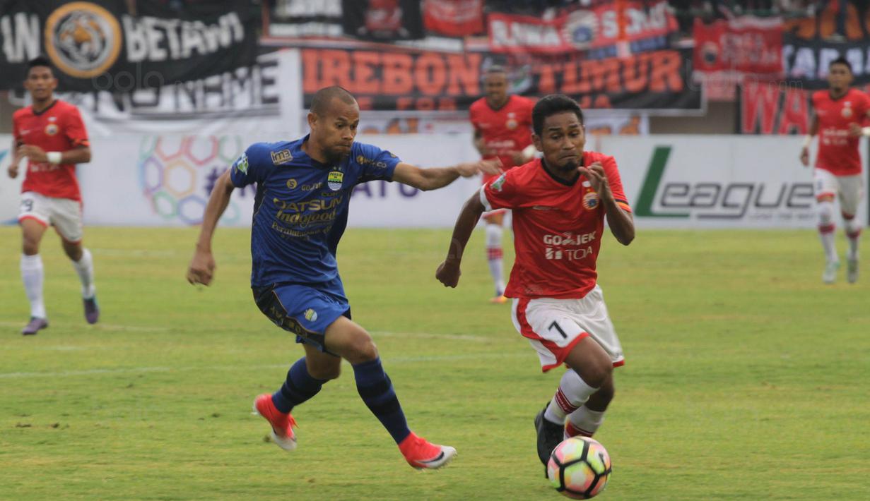 Gelandang Persija Jakarta, Ramdani Lestaluhu, menghindari kejaran bek Persib Bandung, Supardi Nasir, pada laga Liga 1 Indonesia di Stadion Manahan, Solo, Jumat (3/11/2017). Persija menang 1-0 atas Persib. (Bola.com/Ronald Seger)