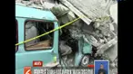 Warga sudah diingatkan untuk menjauhi lokasi bangunan. Garis polisi pun masih terpasang.