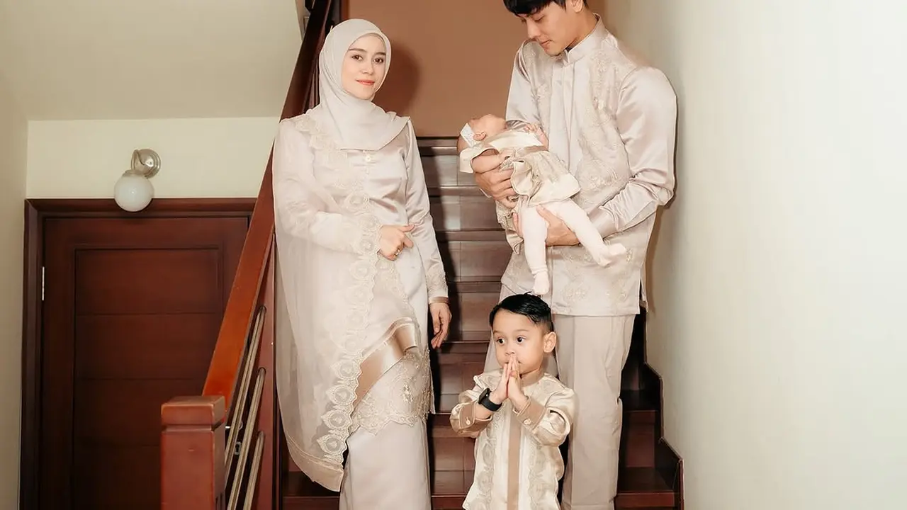Konsisten Tampil Melayu, Intip 6 Gaya Kompak Keluarga Lesti Kejora dan Rizky Billar Pakai Sarimbit Lebaran Nuansa Earth Tone