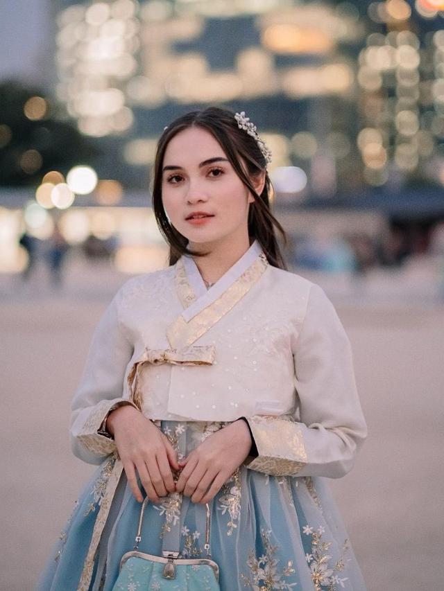 Elina Joerg saat mengenakan Hanbok, makin cantik dan elegan