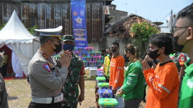 Korps Lalu Lintas (Korlantas) Polri membagikan 107.200 paket sembako kepada masyarakat yang membutuhkan. Aksi sosial ini dilakukan dalam rangka peringatan HUT Korlantas Polri ke-67.