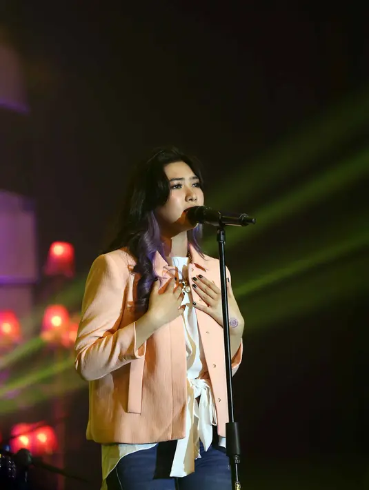 Aksi Isyana Sarasvati di konser 30 Tahun Kahitna patut diacungi jempol meski terdapat insiden yang menimpanya. Penyanyi cantik ini berhasil memukau penonton dengan membawakan ‘Takkan Terganti’ milik Kahitna serta lagu-lagunya. (Nurwahyunan/Bintang.com)