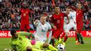Kemelut di depan gawang Portugal pada laga persahabatan melawan Inggris di Stadion Wembley, London, Kamis (2/6/2016). (AFP/Ian Kington)