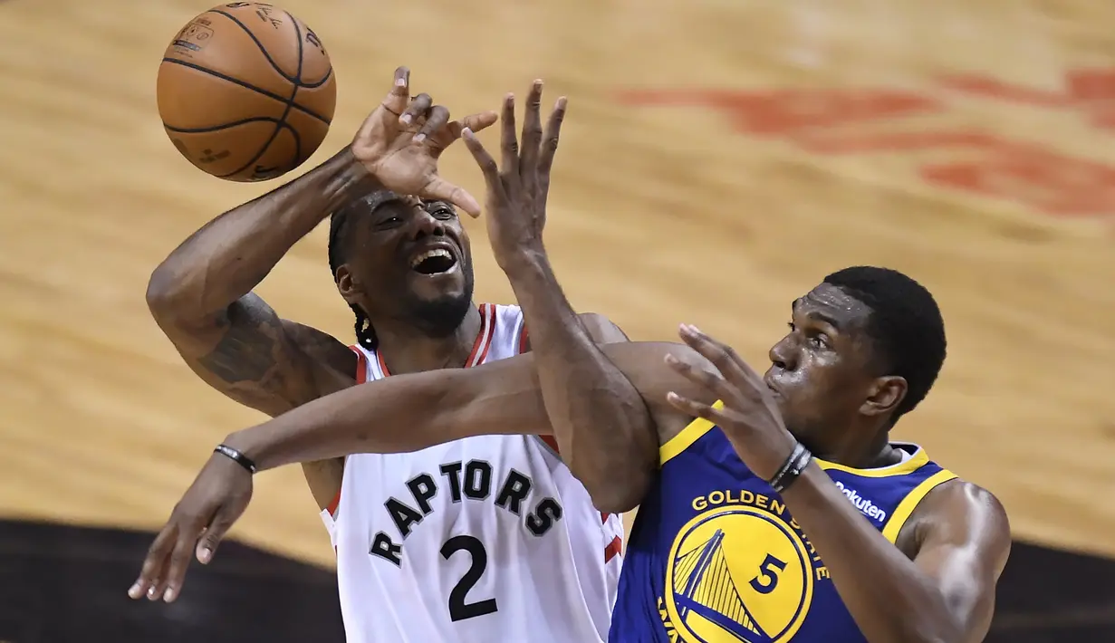 Pebasket Toronto Raptors, Kawhi Leonard, berebut bola dengan pebasket Golden State Warriors, Kevon Looney, pada laga Final NBA di Scotiabank Arena, Toronto, Kamis (30/5). Raptors menang 118-109 atas Warriors. (AP/Franck Gunn)