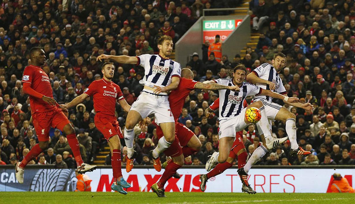 Para pemain Liverpool dan West Bromwich berebut bola pada laga Liga Premier Inggris di Stadion Anfield, Inggris, Minggu (13/12/2015). (AFP/Phil Noble)
