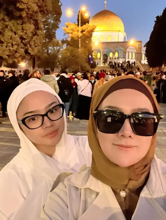 Ia juga tampak mengunggah foto dengan sang putri yang berada di depan masjid. Bahkan, dalam unggahan tersebut, Mulan mengaku begitu bahagia bisa kembali ke Palestina. (Liputan6.com/IG/@mulanjameela1)