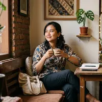 Perempuan duduk di sudut ruangan. [AI Generated]