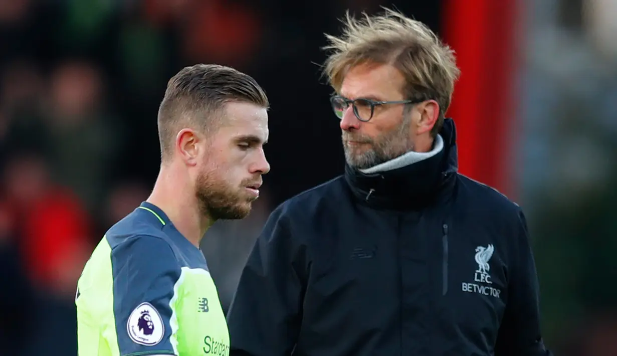 Pelatih Liverpool, Jurgen Klopp dan gelandang Jordan Henderson terlihat sedih usai pertandingan melawan Bournemouth pada lanjutan Liga Inggris  di Stadion Vitality, Inggris (4/12). Liverpool kalah 4-3 atas Bournemouth. (Reuters/Eddie Keogh)