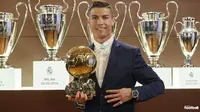 Cristiano Ronaldo meraih penghargaan Ballon d'Or 2016. (dok. Twitter L'Equipe)