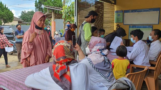 Warga di Kelurahan Bedahan, Sawangan, Kota Depok menerima bansos tunai (BST) yang disalurkan melalui PT Pos Indonesia
