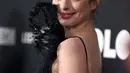Pose aktris Anne Hathaway di karpet merah premiere film 'Colossal' di New York City, AS, Selasa (28/3). Gaun koleksi musim semi 2006 Armani itu hadir dengan dekorasi tulle lipit berbordir pada bagian strap. (Photo by Evan Agostini/Invision/AP)