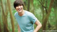 Lee Min Ho berjanji akan merayakan kemenangannya bersama penggemar jika film terbarunya Gangnam Blues laris manis.