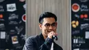 Aksi panggung Afgan saat launching album terbaru berjudul Dekade di Jakarta, Rabu (28/2). Empat lagu tersebut yakni Love Again, Sudah, Heaven (with Isyana Sarasvati & Rendy Pandugo) dan Take Me Back(feat Ramengvrl). (Liputan6.com/Faizal Fanani)